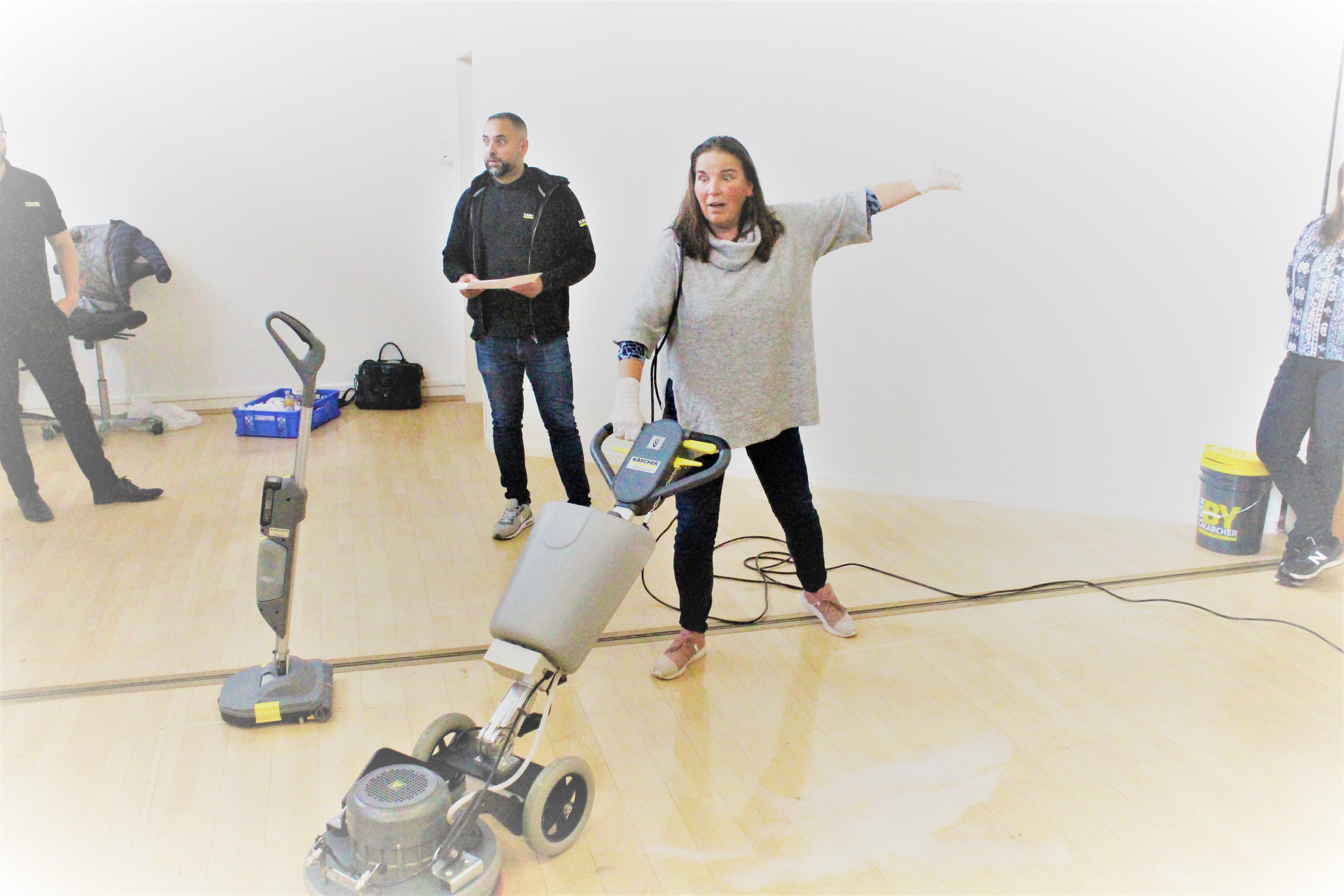 Bilder viser en kvinne som holder en vasker gulvet med en maskin.