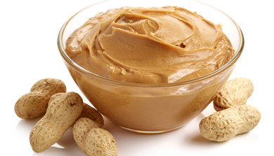 Peanøtter og peanøttsmør i en skål