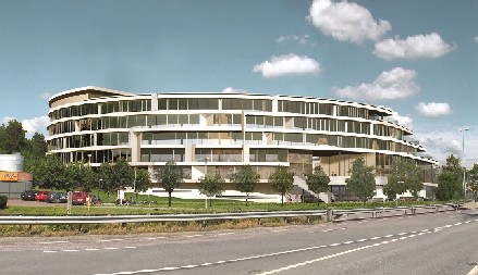 En stor hvit bygning med mange vinduer