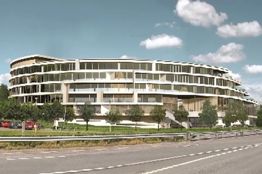 En stor hvit bygning med mange vinduer