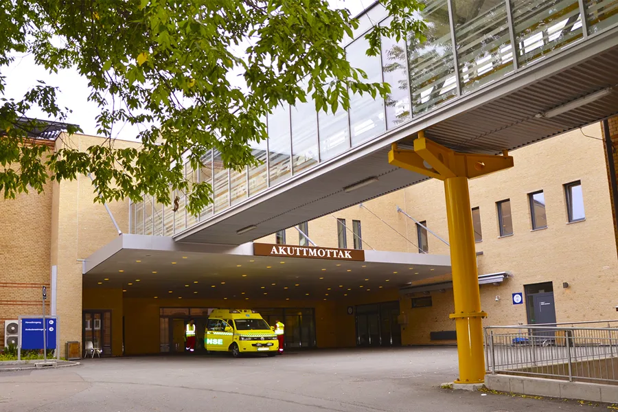 En gul varebil parkert utenfor en bygning