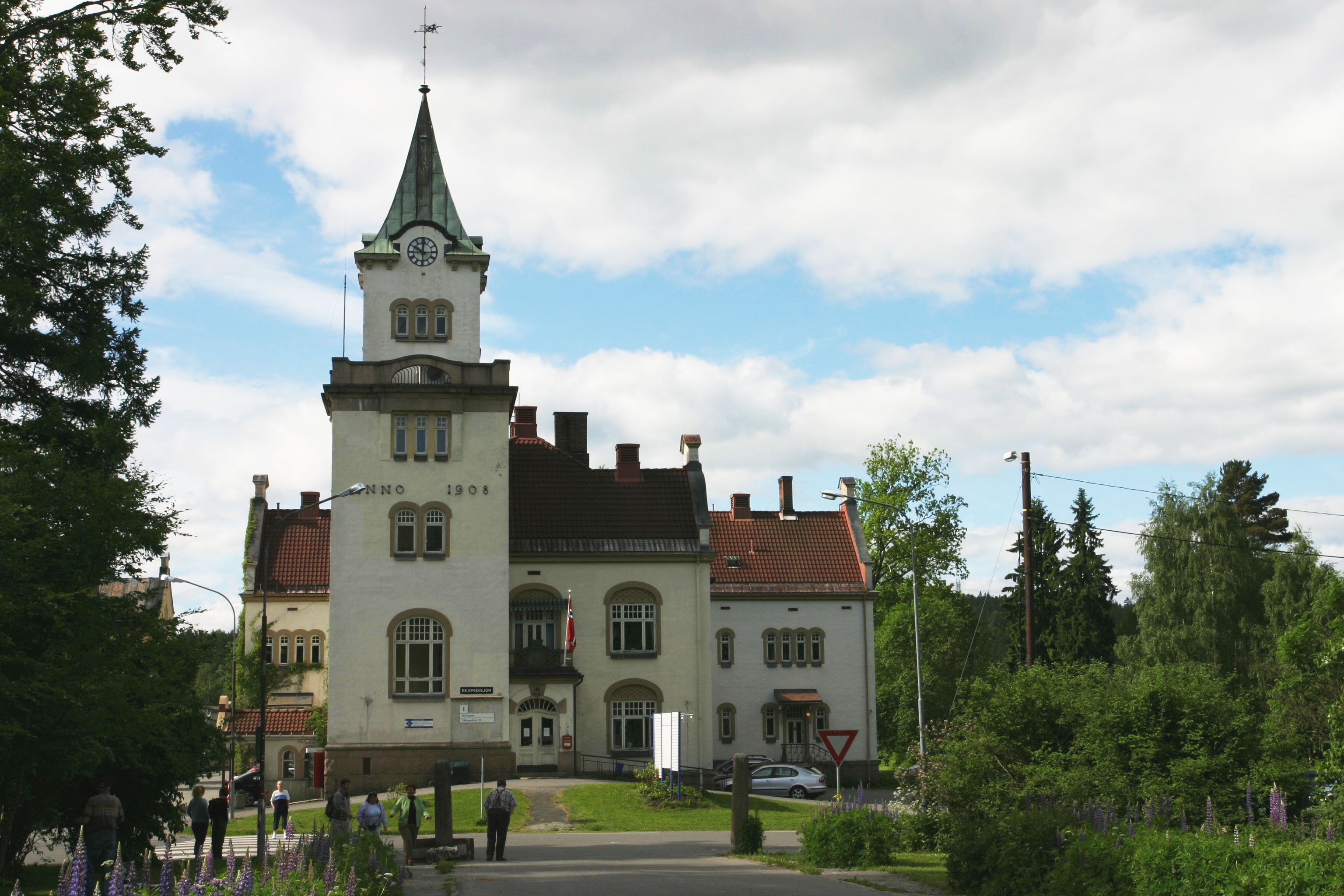 Dikemark sykehusbygning i sola.