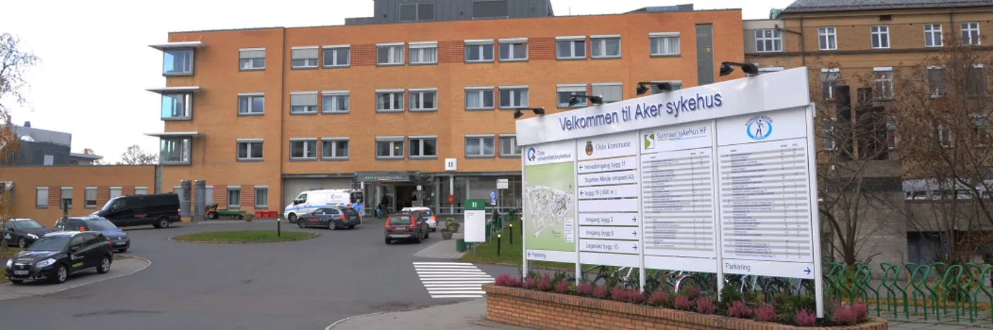 En bygning med et skilt foran