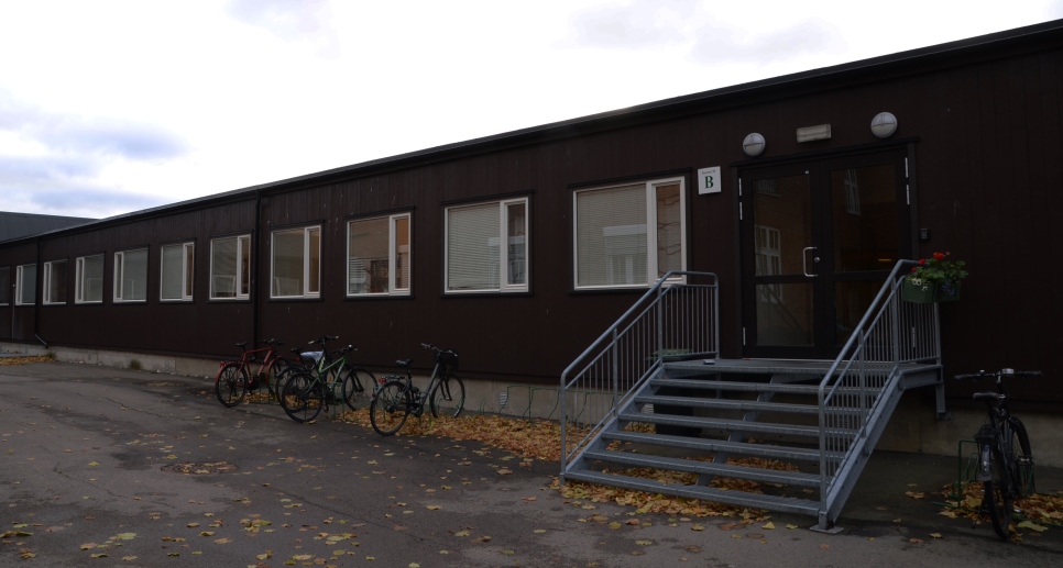 En bygning med sykler parkert utenfor