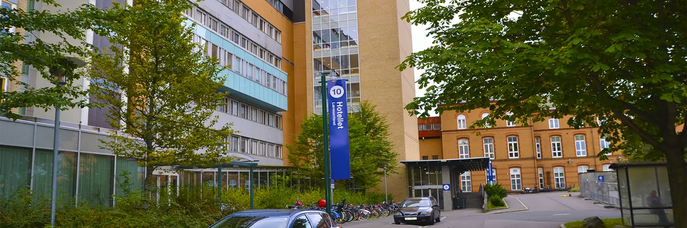 En gate med biler og bygninger på siden