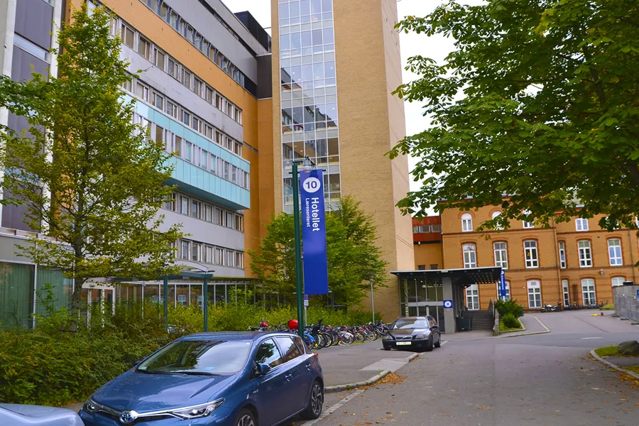 En gate med biler og bygninger på siden