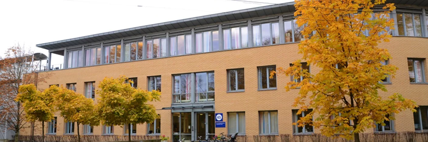 En bygning med trær foran seg