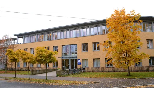 En bygning med trær foran seg