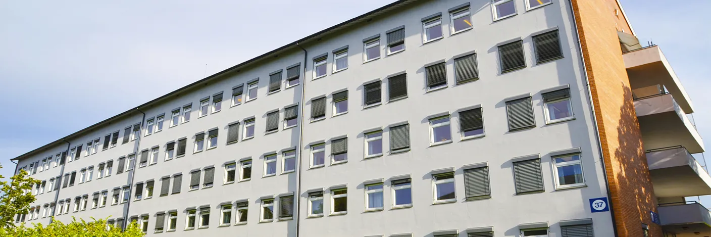 Bygg 37 inngang A som er et murbygg i fem etasjer med balkonger helt i enden.