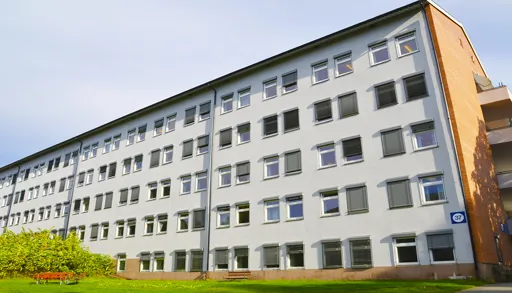 Bygg 37 inngang A som er et murbygg i fem etasjer med balkonger helt i enden.