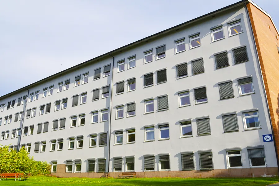 Bygg 37 inngang A som er et murbygg i fem etasjer med balkonger helt i enden.