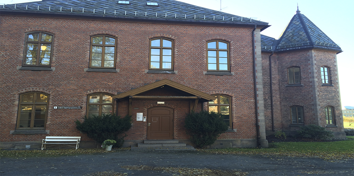 En murbygning med en benk foran seg