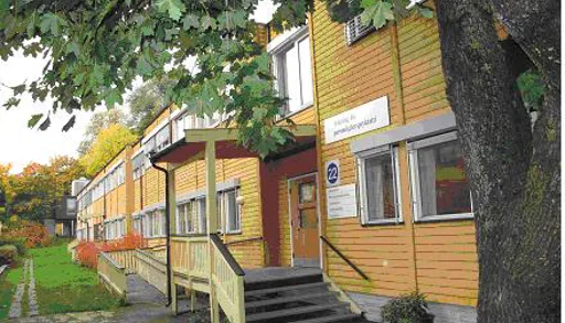 En bygning med trapper og trær