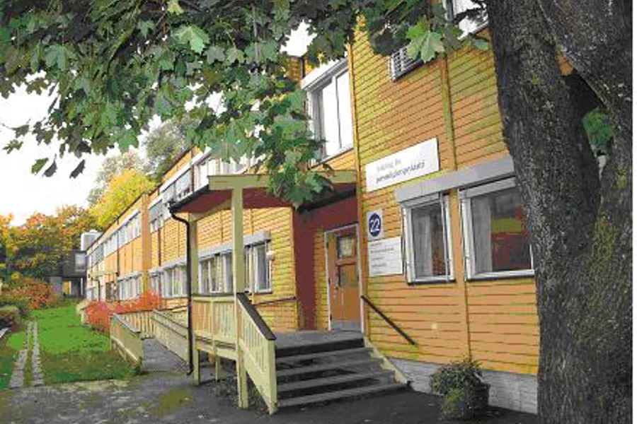 En bygning med trapper og trær