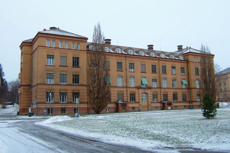 Bildet viser forsiden av bygg 20, Ullevål