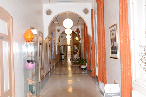 En gang med hvite vegger og hvite vegger