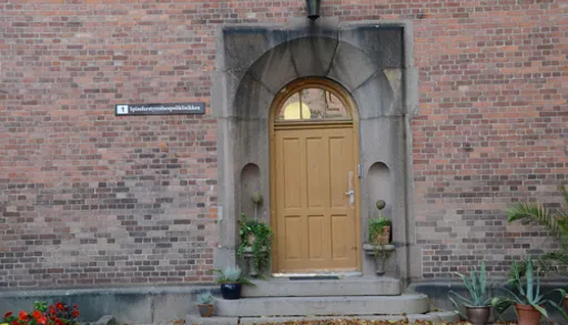 En dør på en murbygning