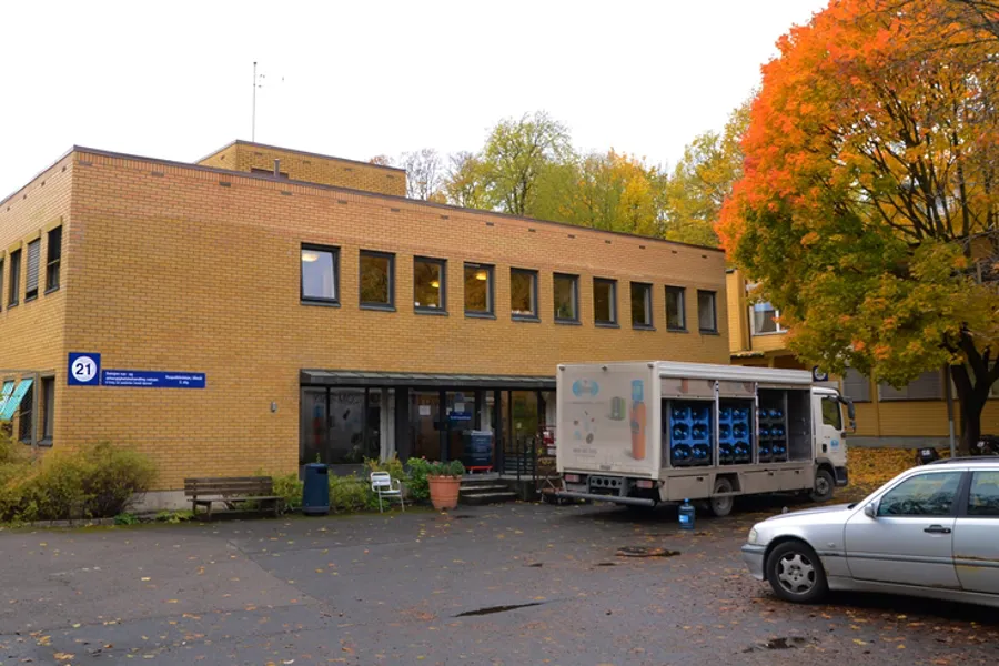 En hvit lastebil parkert utenfor James Charnley House