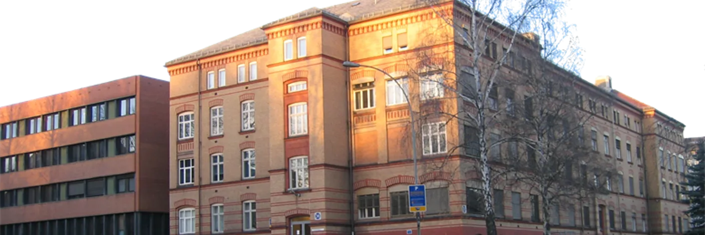 En bygning med et tre foran