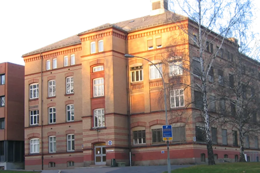 En bygning med et tre foran