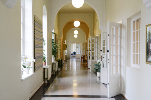 En gang med hvite dører