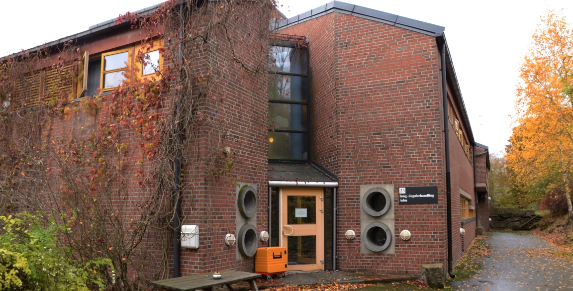 En murbygning med garasje