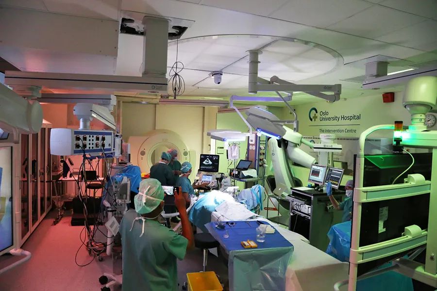 Personer i et rom med medisinsk utstyr