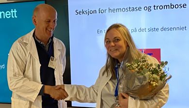 En mann og en kvinne som holder blomster