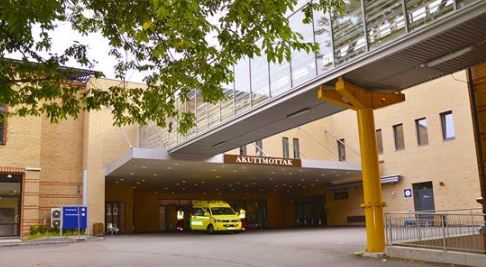 En gul varebil parkert utenfor en bygning