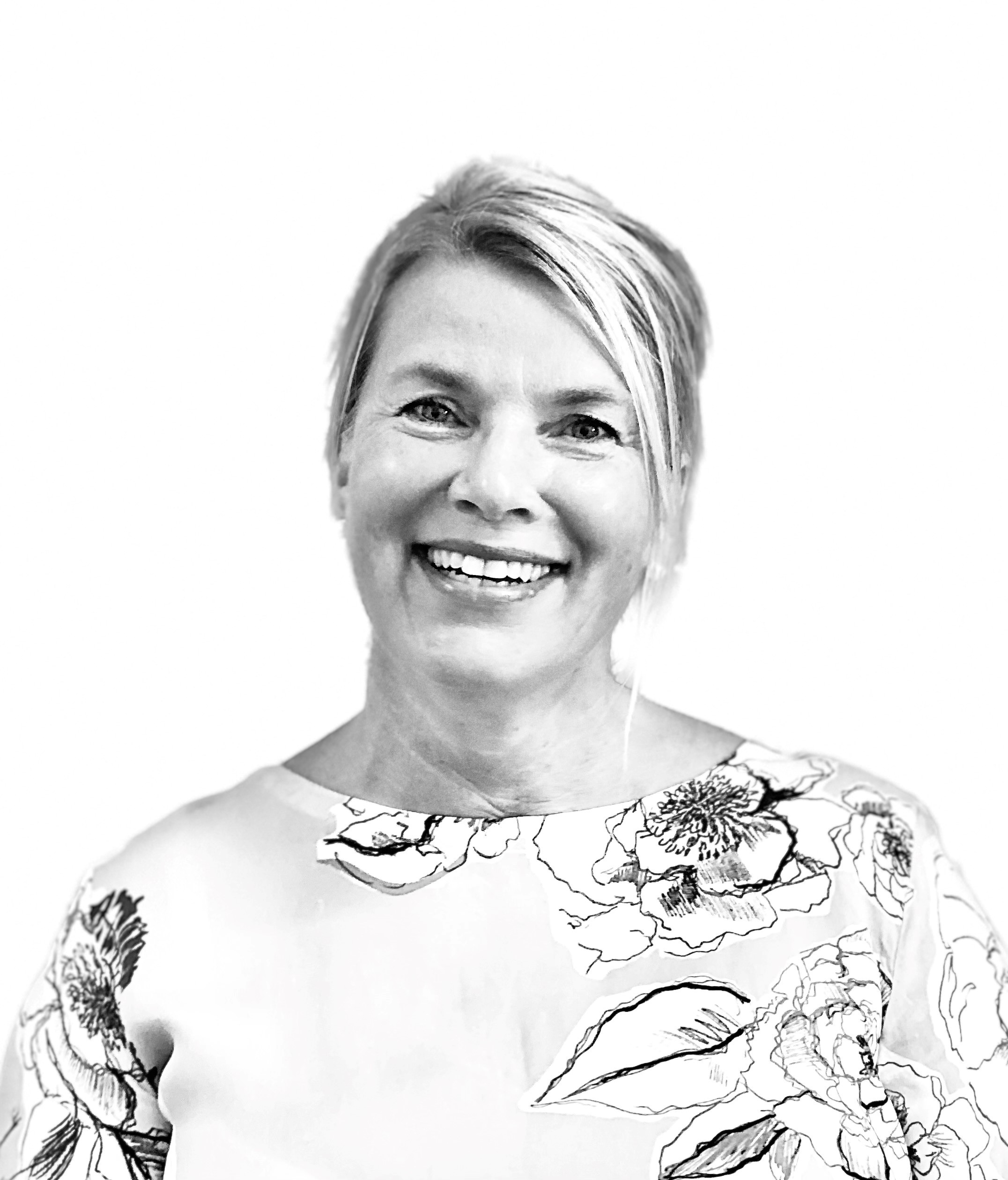 Portrettbilde av Liv Skinnes hvor hun smiler og har håret opp i en hestehale.