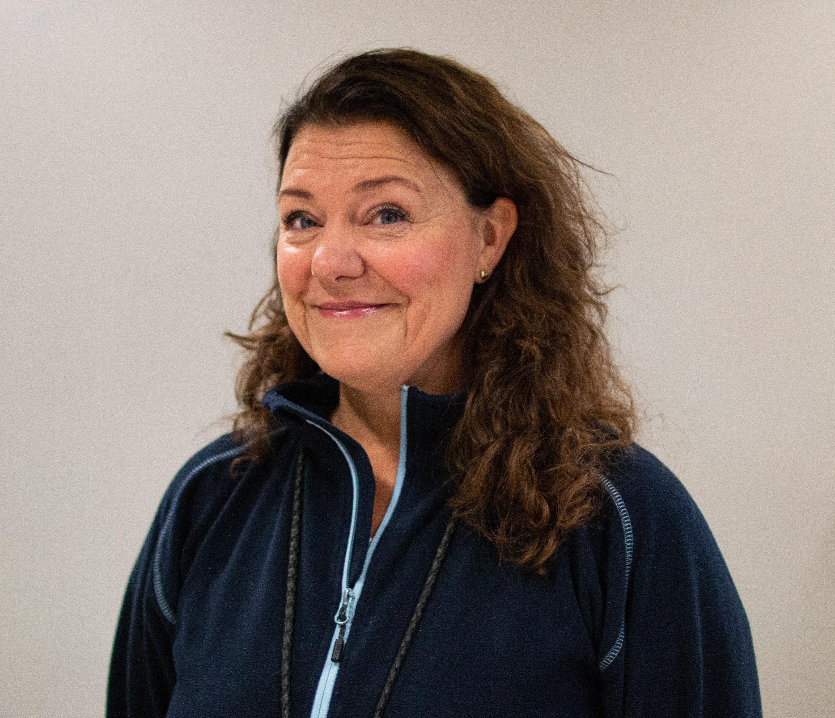 Portrettbilde av Carita Rist som smiler lurt til kameraet.