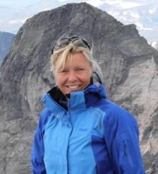 Portrettbilde av Henny-Mari Hagen smilende på fjellet 