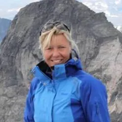 Portrettbilde av Henny-Mari Hagen smilende på fjellet