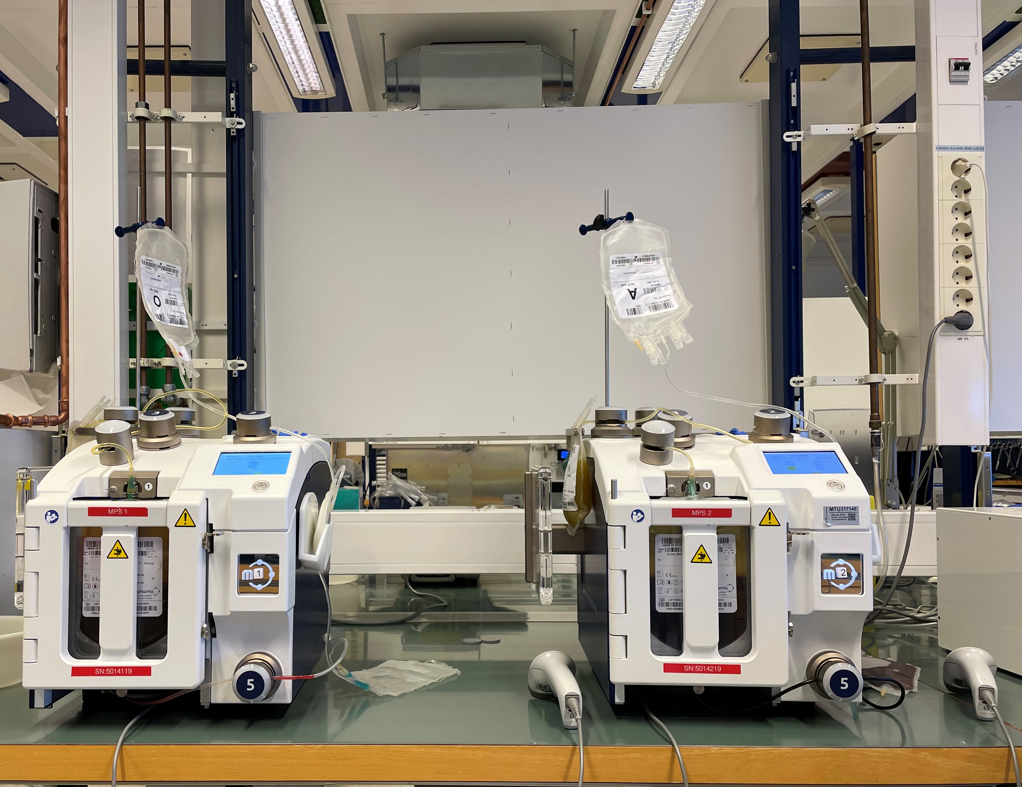 Et rom med maskiner og en tavle