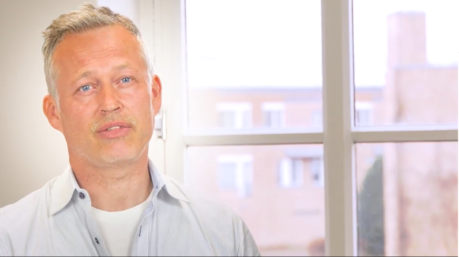 Foto fra elæringen av en mann som underviser