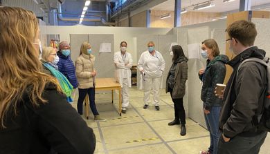 En gruppe mennesker i et rom