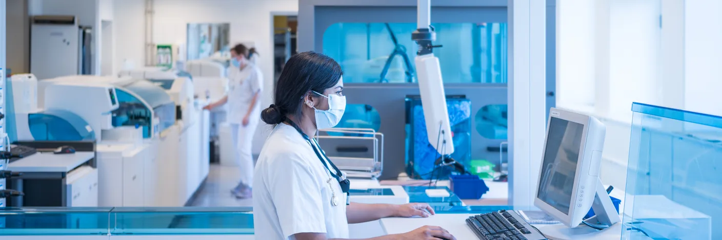 Bilde av jente ved instrument i laboratoriet