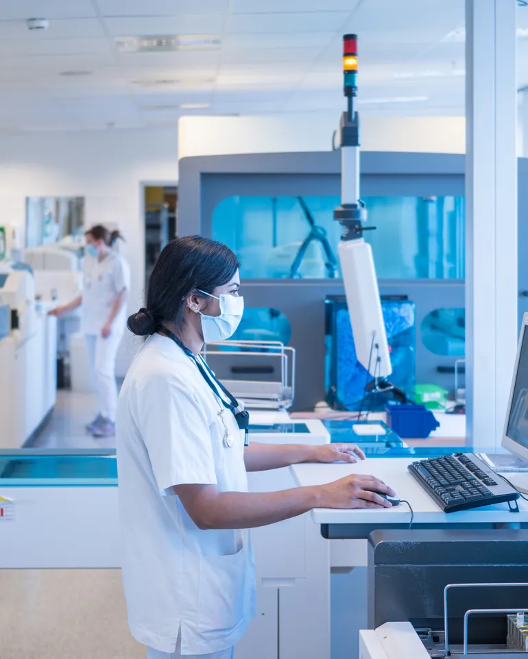 Bilde av jente ved instrument i laboratoriet