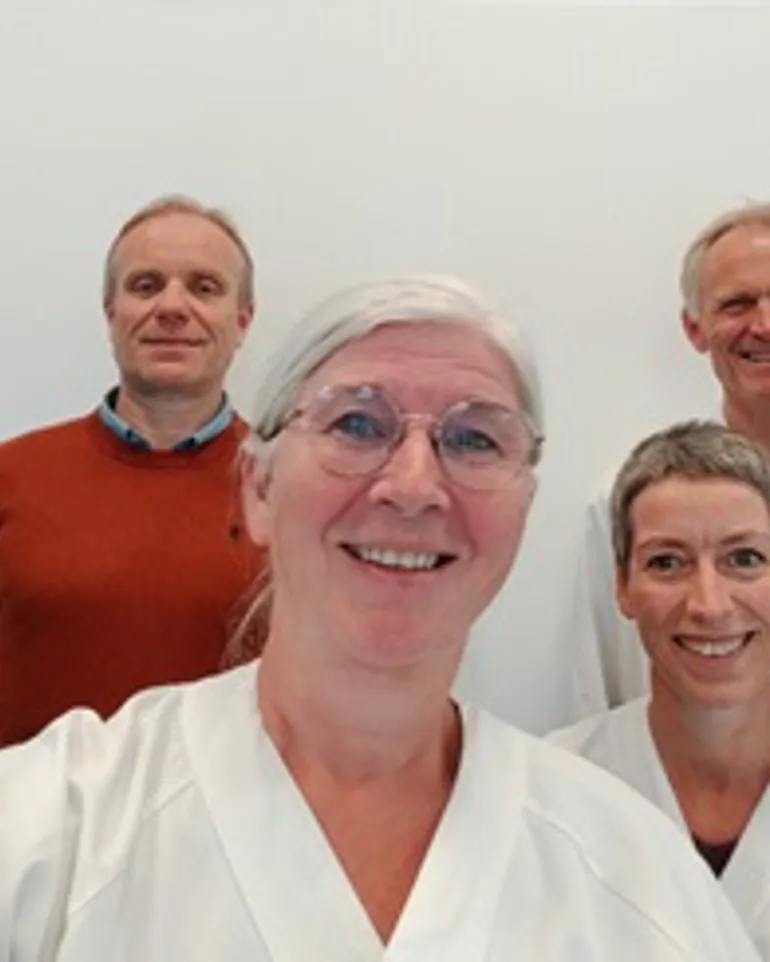En gruppe mennesker som poserer for et bilde