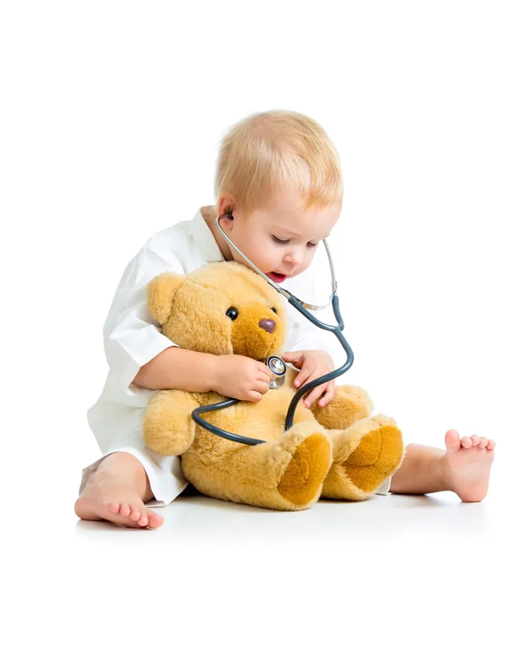 Barn med bamse som leker doktor med stetoskop. OUS Cumulus/Shutterstock (2022).