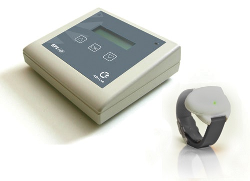 grå boks og alarm til hånd