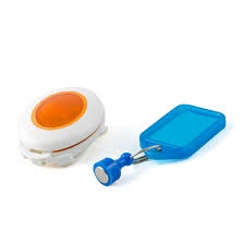 en rund hvit og oransj alalar og en blå rektangelformet