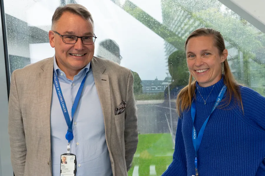 Bilde av en kvinne og en mann som smiler