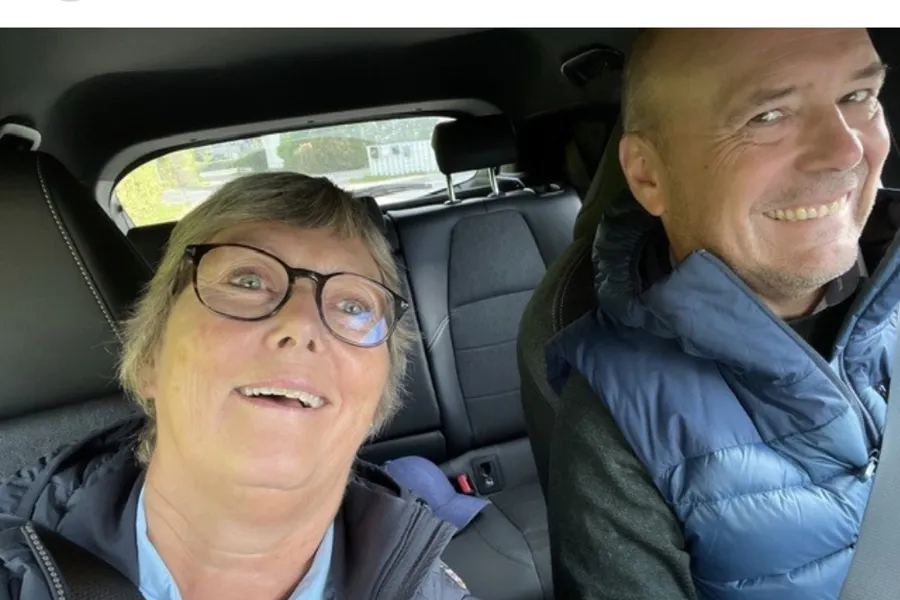 En mann og en kvinne i en bil