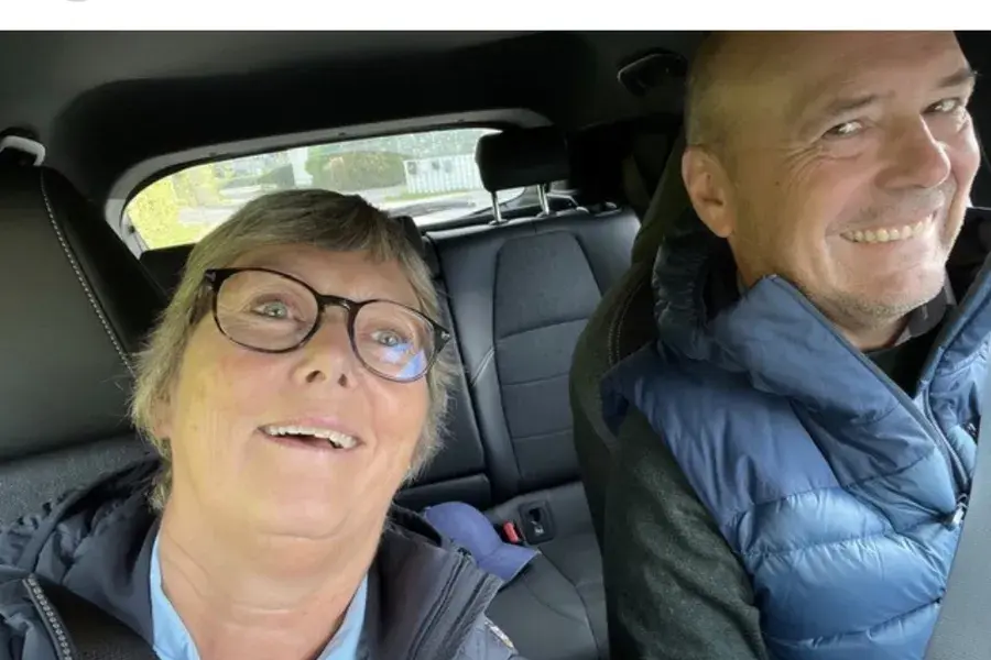 En mann og en kvinne i en bil