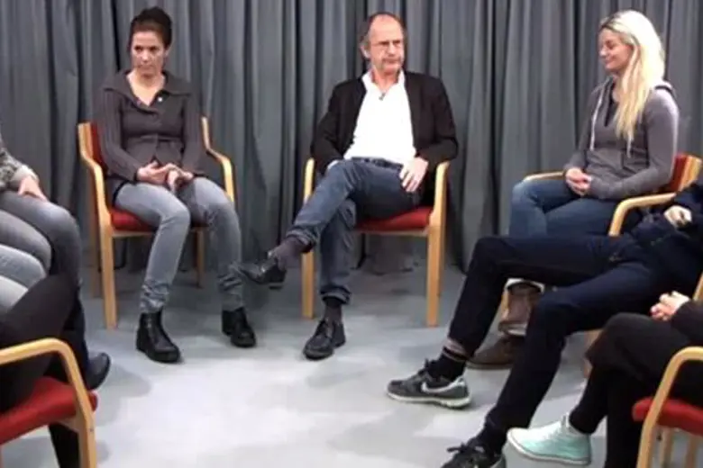 En gruppe mennesker som sitter i stoler