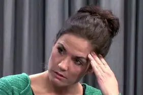 En person med hånden i ansiktet