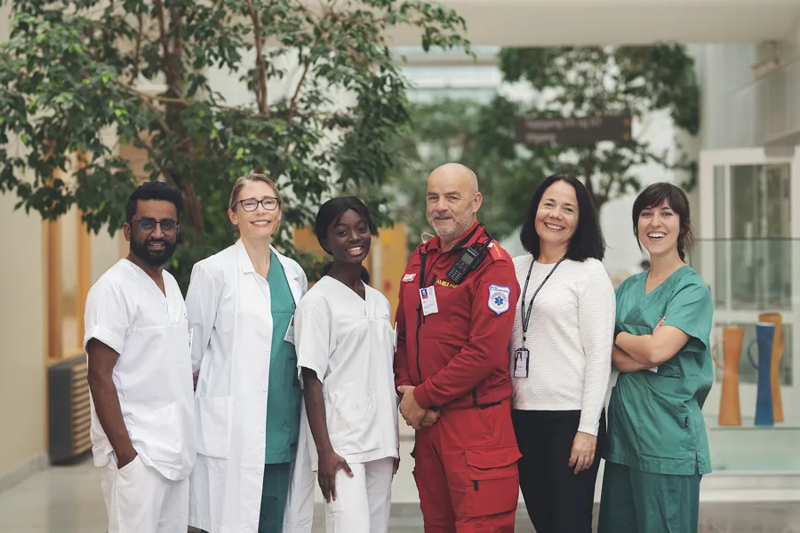 En gruppe mennesker som poserer for et bilde