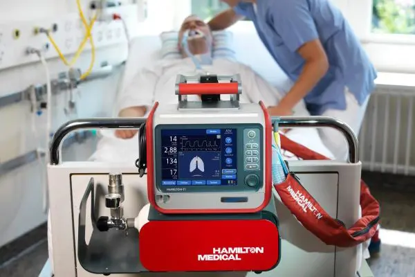 Illustrasjon av pasient koblet til respirator