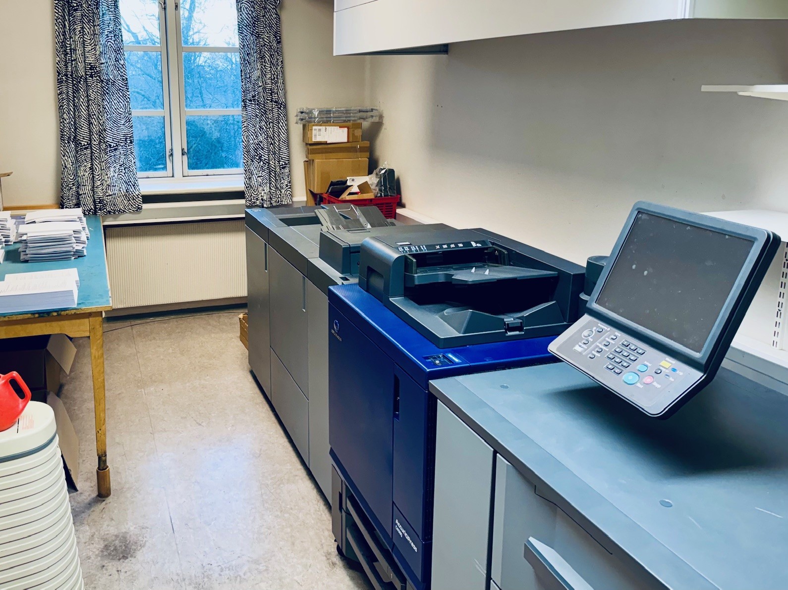 En trykkprinter på et skrivebord